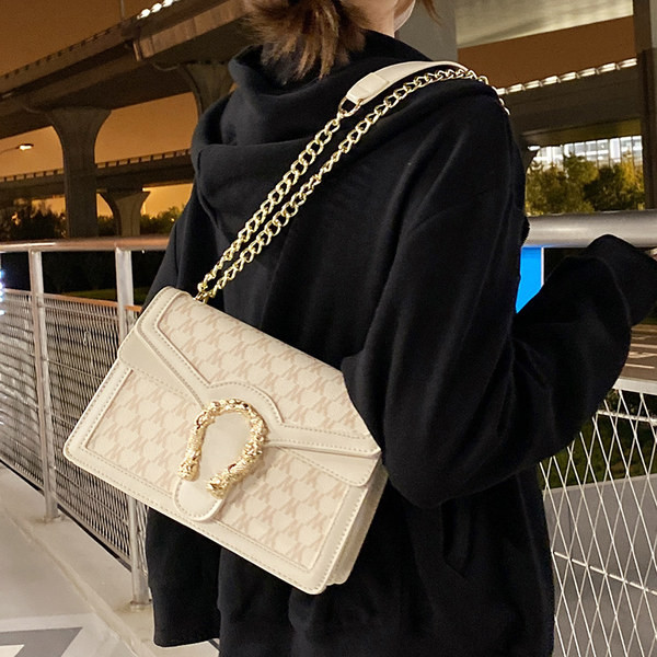 Jauna modeļa rokassomiņa ar metāla plecu ķēdi