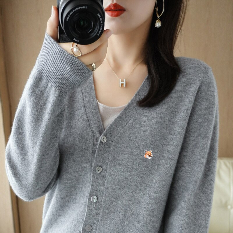 Sieviešu kašmira džemperis Luksusa zīmola Fox izšūšanas jaciņa 2022. gada jauna rudens ziemas modes džemperis ar V kakla izgriezumu, trikotāžas mētelis