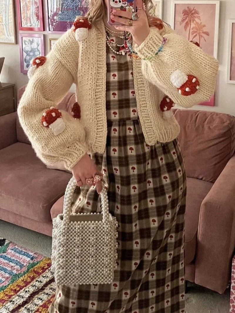 2022. gada retro ar rokām darināta tamborēta 3D sēņu bumbiņu jaka Vintage Woman, V kakla, garām piedurknēm, violets adīšanas džemperis, trikotāžas džemperis