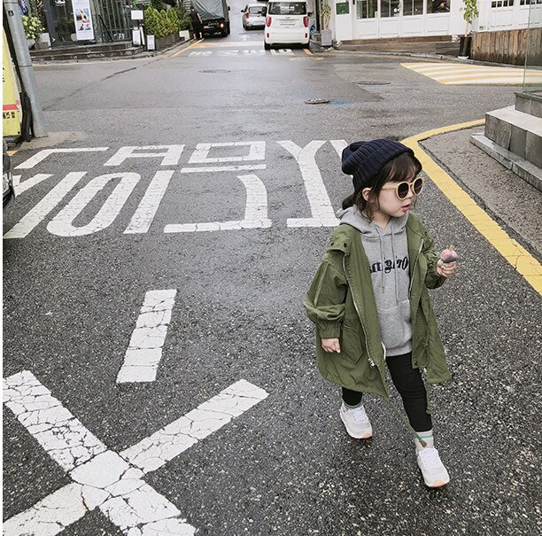 Rudens pavasara bērnu unisex modes mēteļi ar garām piedurknēm Zēniem un meitenēm brīvs gadījuma mētelis.