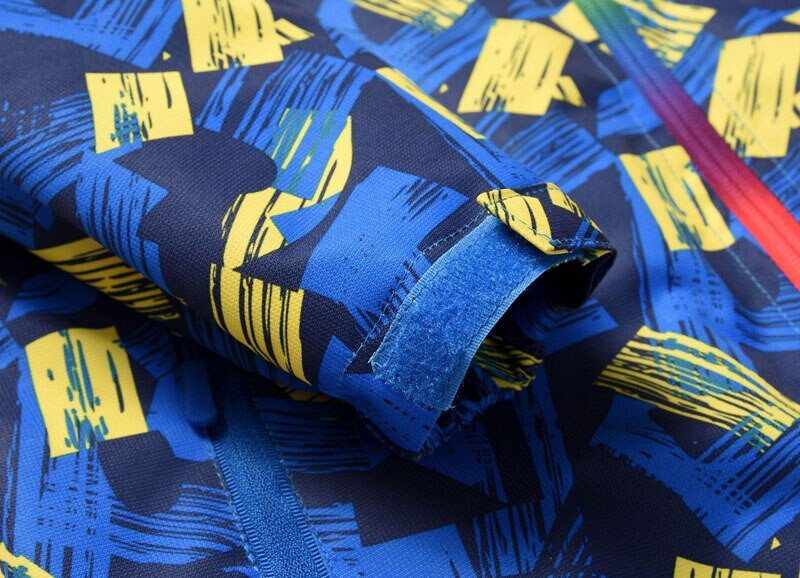 Puišu meiteņu jakas 2021. gada pavasara modes bērniem zēnu virsdrēbes Ūdensnecaurlaidīgas vēja necaurlaidīgas jakas ar kapuci bērnu polārvilnas mēteļiem