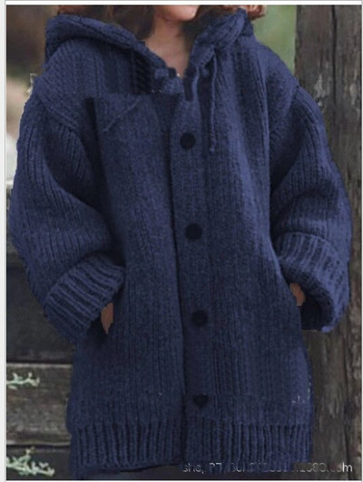 2022. gada jakas sievietēm ar garu adīto kapuci