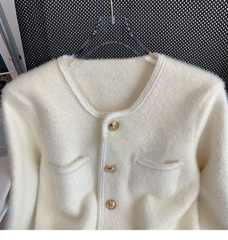 Pavasarinis švelnus minkštas, lipnus megztinis, žiemai skirtas klasikinio stiliaus auksinis sagtis, baltas audinės kailis, megztas moteriškas megztinis