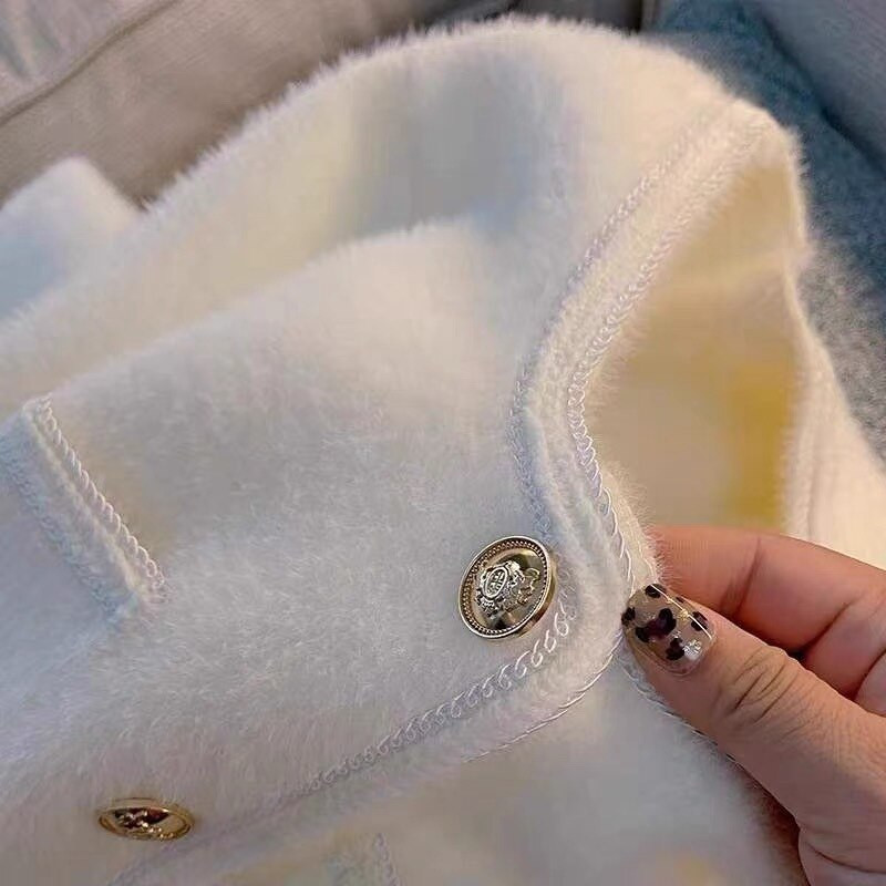 Pavasarinis švelnus minkštas, lipnus megztinis, žiemai skirtas klasikinio stiliaus auksinis sagtis, baltas audinės kailis, megztas moteriškas megztinis