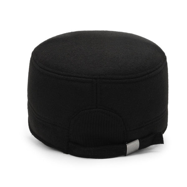 Jauna modeļa cepure ar vizieri un metāla elementu vīriešiem