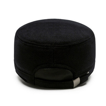 Ανδρικό καπέλο casual με γείσο και μεταλλικό στοιχείο