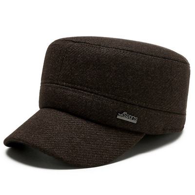 Vīriešu ikdienas cepure ar vizieri un metāla elementu