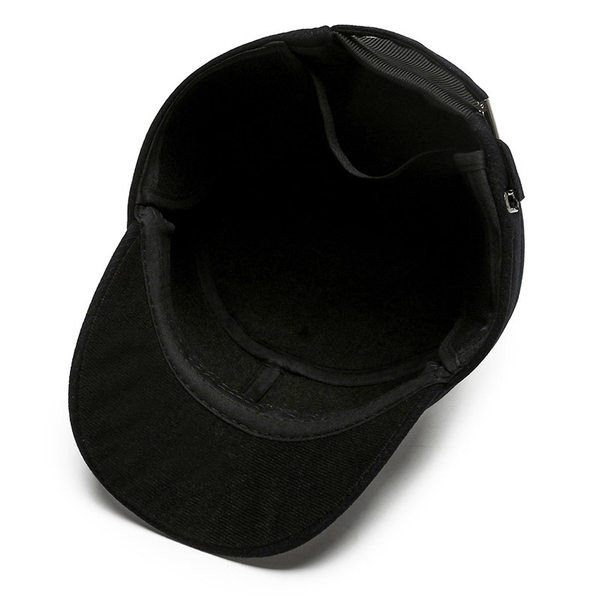 Vīriešu ikdienas cepure ar vizieri un metāla elementu