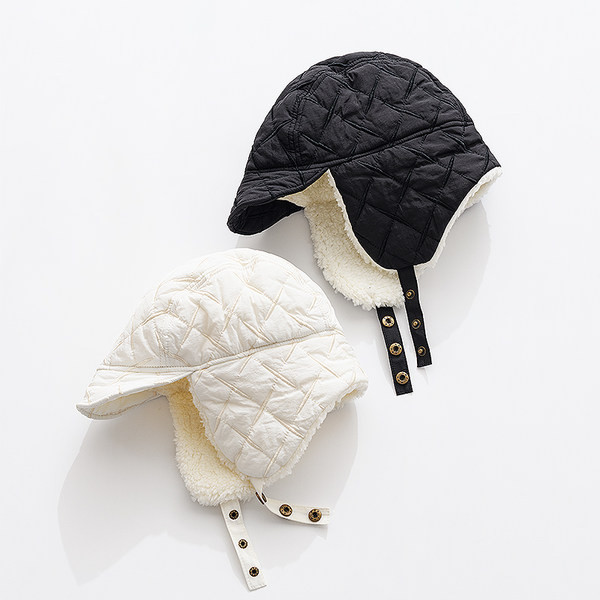 Vīriešu austiņas ar dūnu oderi - baltā un melnā krāsā