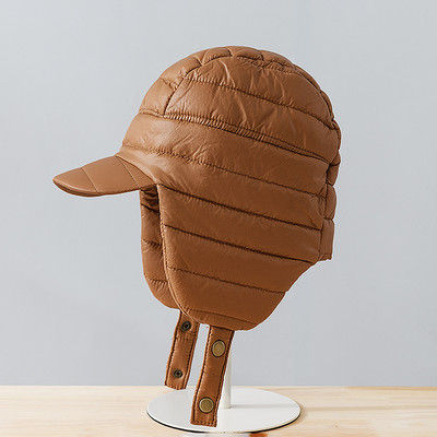 Vīriešu ziemas cepure ar vizieri un pogām