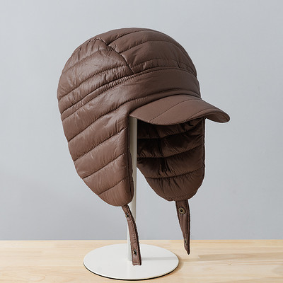 Vīriešu ziemas cepure ar vizieri un pogām