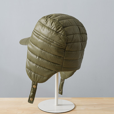 Vīriešu ziemas cepure ar vizieri un pogām