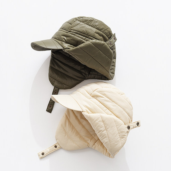 Vīriešu ziemas cepure ar vizieri un pogām