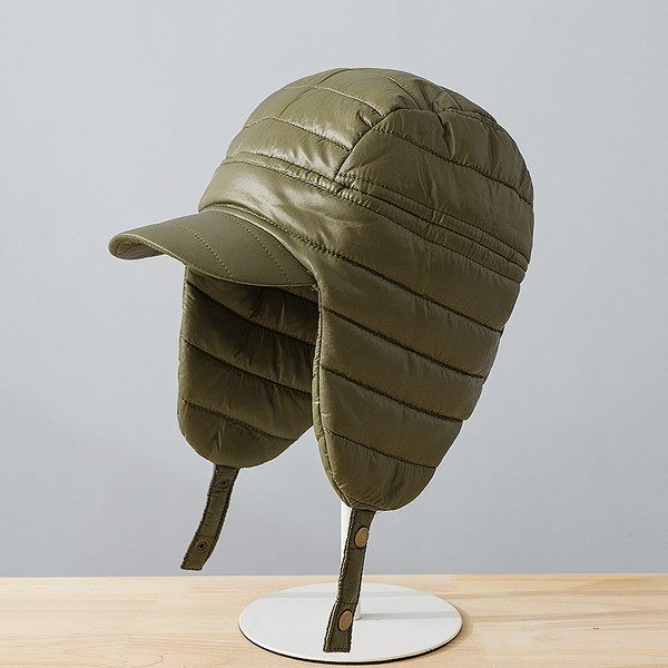 Vīriešu ziemas cepure ar vizieri un pogām