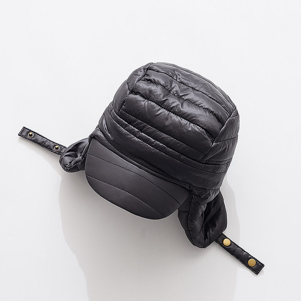 Vīriešu ziemas cepure ar vizieri un pogām