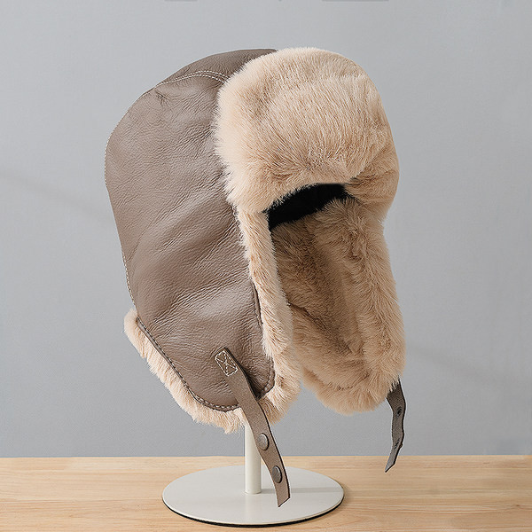 Vyriška žieminė paminkštinta kepurė iš eko odos