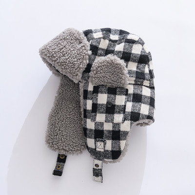 Téli férfi sapka kockás mintás béléssel