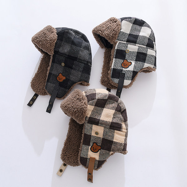 Téli férfi sapka kockás mintás béléssel