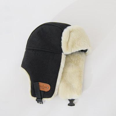 Vīriešu ziemas cepure ar biezu oderi un logotipu