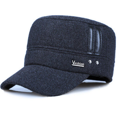 Muški šešir s metalnim ukrasom i šilterom