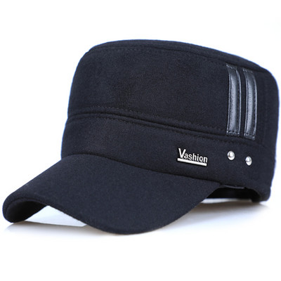 Muški šešir s metalnim ukrasom i šilterom