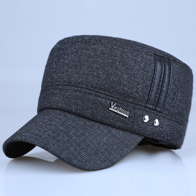 Muški šešir s metalnim ukrasom i šilterom