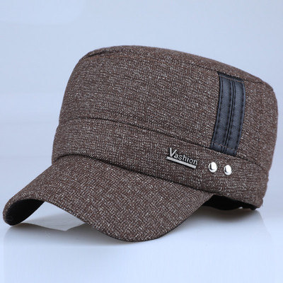 Muški šešir s metalnim ukrasom i šilterom