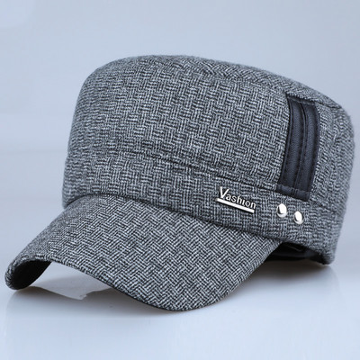 Muški šešir s metalnim ukrasom i šilterom