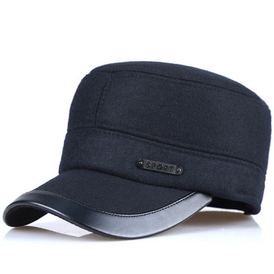 Muški šešir s metalnim ukrasom i šilterom