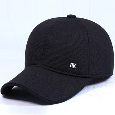 Muški šešir s metalnim ukrasom i šilterom