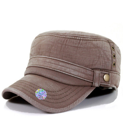 Muški šešir s metalnim ukrasom i šilterom