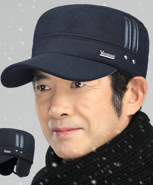 Muški šešir s metalnim ukrasom i šilterom