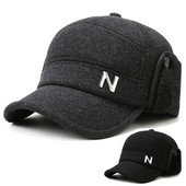 Vīriešu ziemas cepure ar vizieri un uzrakstu