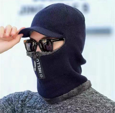 Adīta vīriešu cepure - ar uzrakstu