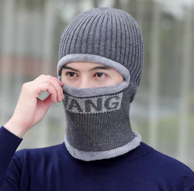 Adīta vīriešu cepure - ar uzrakstu