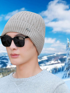 Ziemas vīriešu cepure ar uzrakstu