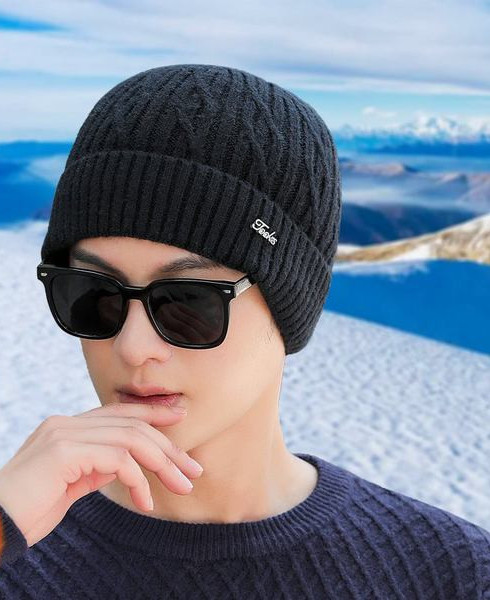 Ziemas vīriešu cepure ar uzrakstu