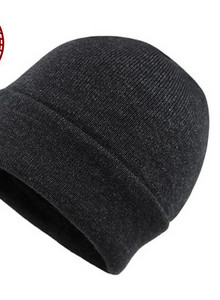 Ziemas vīriešu cepure ar oderi un apdruku