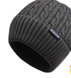 Ziemas vīriešu cepure ar oderi un apdruku