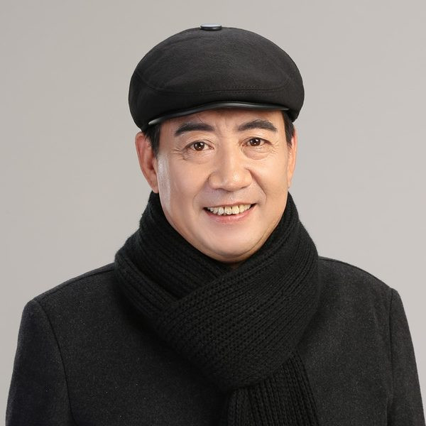 Vīriešu ziemas cepure - ar vizieri