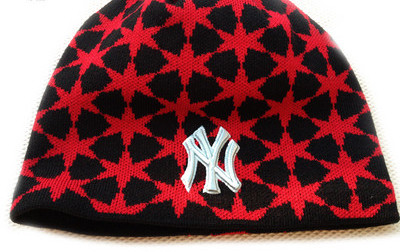 Ziemas cepure ar apdrukātu gadījuma rakstu