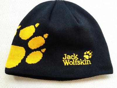 Ziemas cepure ar apdrukātu gadījuma rakstu