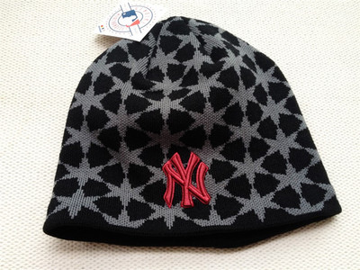 Ziemas cepure ar apdrukātu gadījuma rakstu