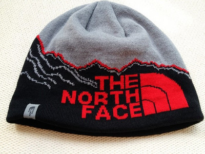 Ziemas cepure ar apdrukātu gadījuma rakstu