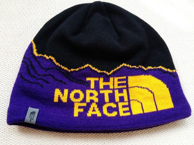 Ziemas cepure ar apdrukātu gadījuma rakstu