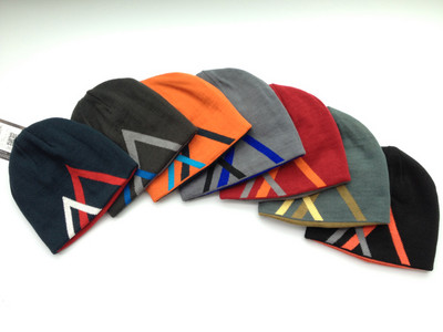 Ziemas cepure ar apdrukātu gadījuma rakstu