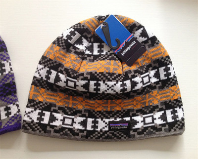 Ziemas cepure ar apdrukātu gadījuma rakstu