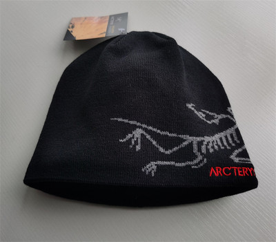 Ziemas cepure ar apdrukātu gadījuma rakstu