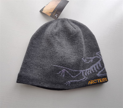 Ziemas cepure ar apdrukātu gadījuma rakstu