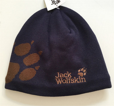 Ziemas cepure ar apdrukātu gadījuma rakstu